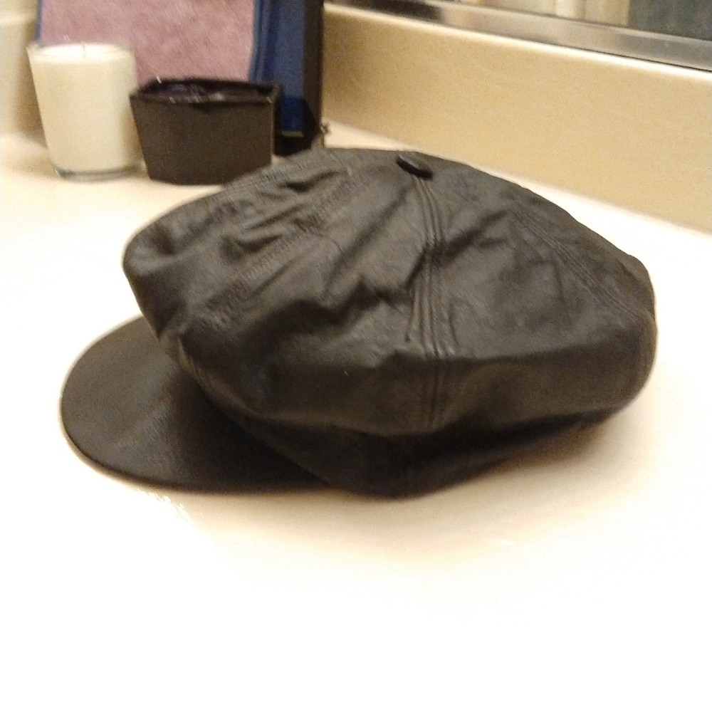 Harley-Davidson Vintage Black Leather Cap with Red Logo - Picture 4 of 15